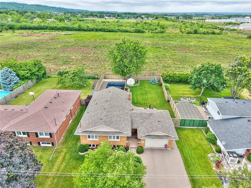17 Oakes Road N, Grimsby, ON L3M 4A9
