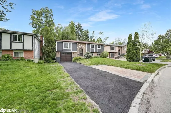 14 Chippawa Court, Barrie, ON L4M 5N8