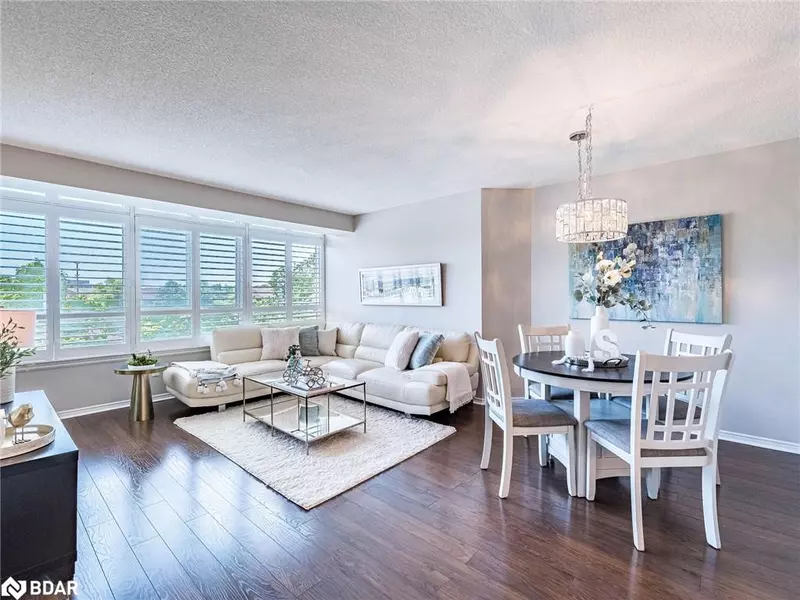1001 Cedarglen Gate #423, Mississauga, ON L5C 4R2