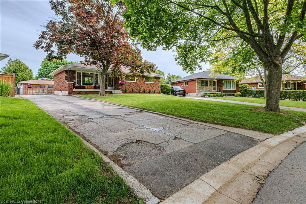 Brantford, ON N3R 3E3,8 Robroy Court