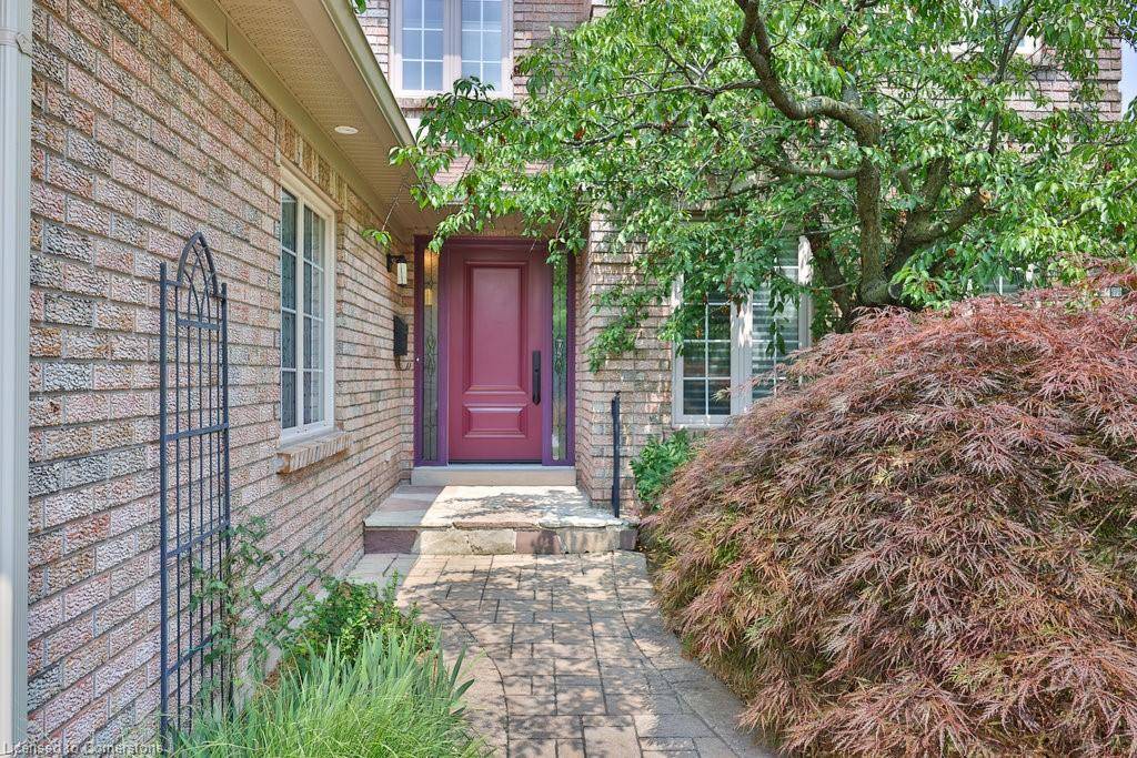 Burlington, ON L7M 3W1,2063 Pipers Court