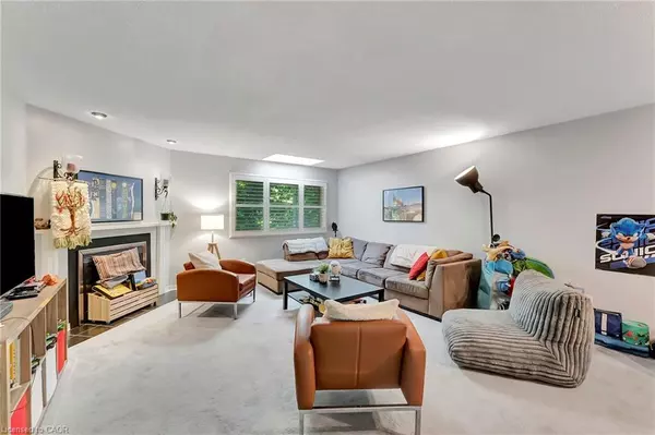 Dundas, ON L9H 6W7,26 Moss Boulevard #34