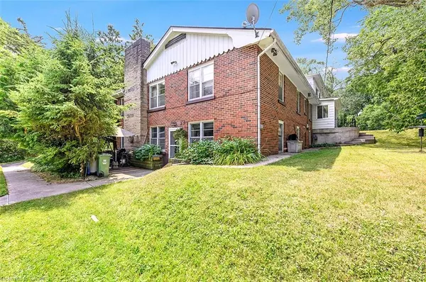 Dundas, ON L9H 5N7,18 Sullivan's Lane