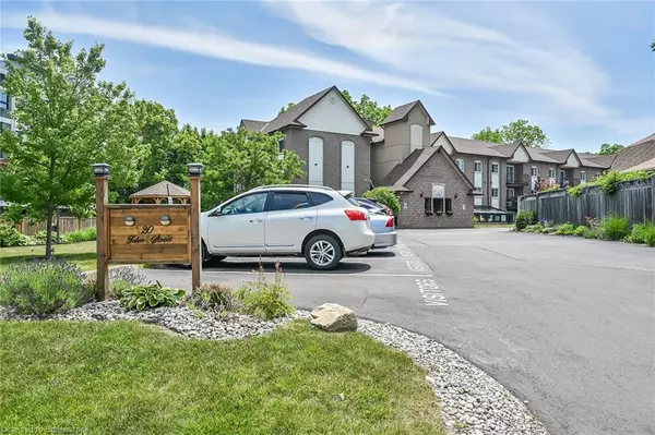 Grimsby, ON L3M 1X5,20 John Street #207