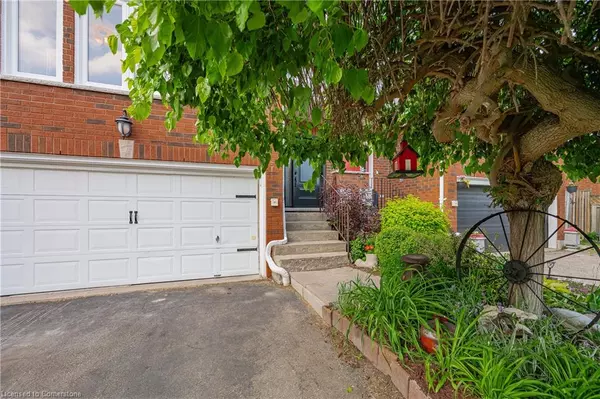 Cambridge, ON N1T 1T7,64 Fairgreen Close