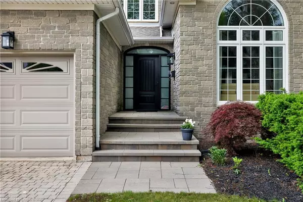 Oakville, ON L6M 3K9,1061 Summit Ridge Drive