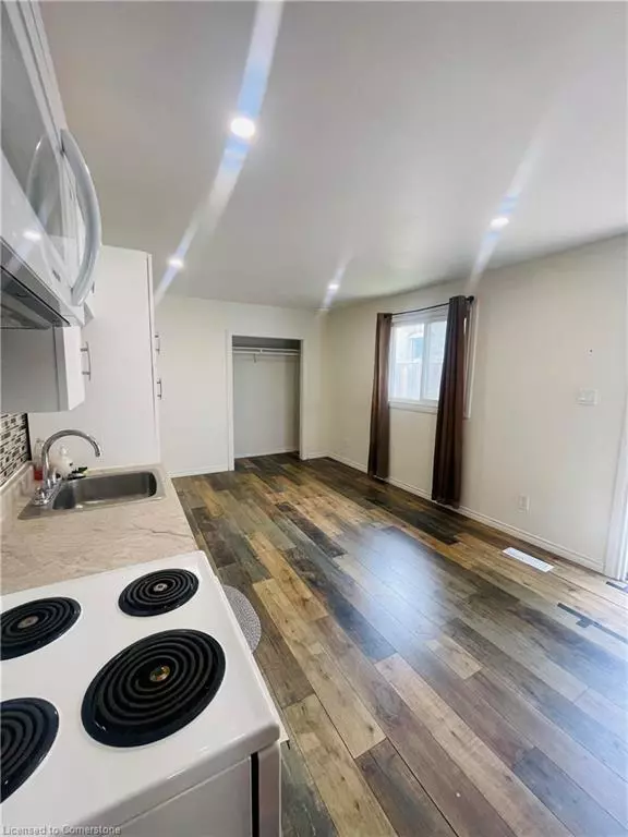 Cambridge, ON N1R 5R2,352 Dundas Street #4