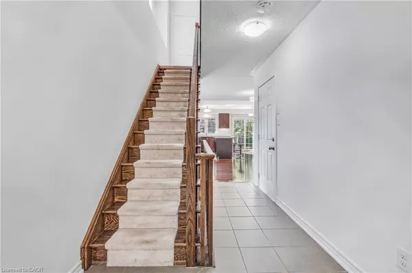 Oakville, ON L6L 0C5,233 Duskywing Way #43