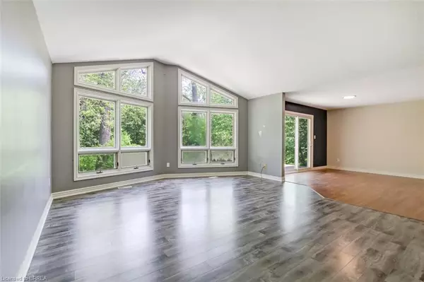 Paris, ON N3L 4C4,80 Race Street