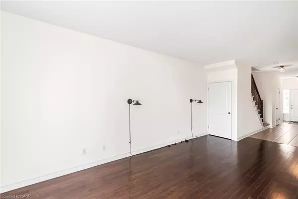 Stoney Creek, ON L8E 0G1,45 Seabreeze Crescent #22