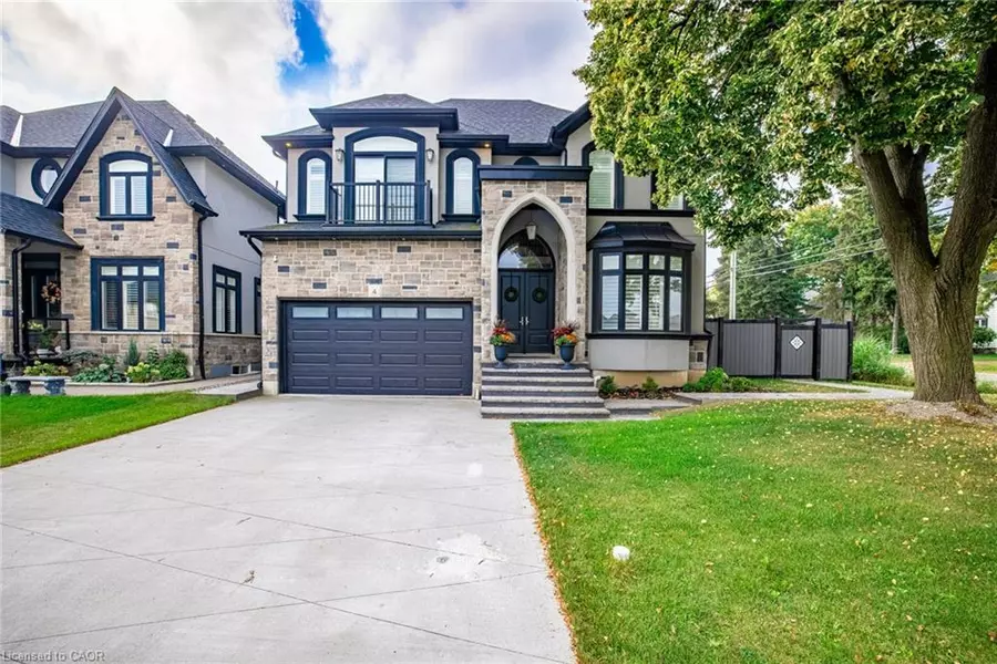 4 Lockman Drive, Ancaster, ON L9K 0C1