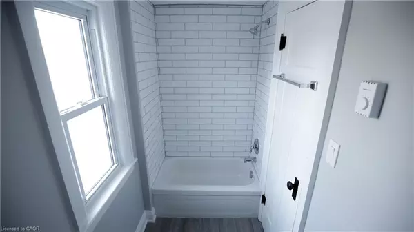 Delhi, ON N4B 1X4,272 Norfolk Avenue #UPPER