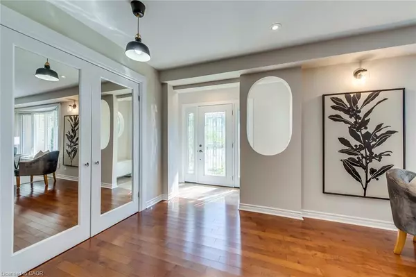 Burlington, ON L7L 3Y4,5281 Cindy Lane