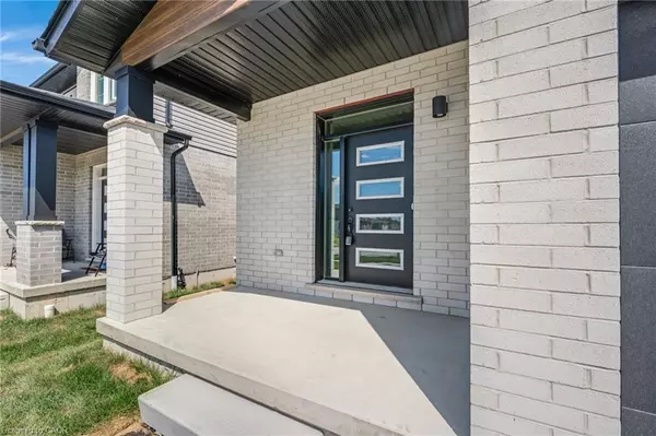 Cambridge, ON N1S 5A7,52 Moon Crescent