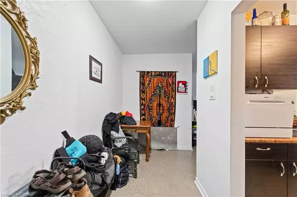 Hamilton, ON L8H 5X6,269 Parkdale Avenue N #403