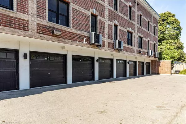 Mississauga, ON L5E 1C7,760 Lakeshore Road E #207