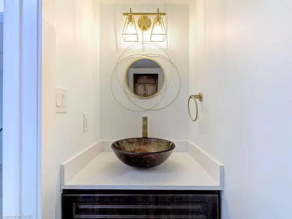 Oakville, ON L6H 6S5,373 Ravineview Way