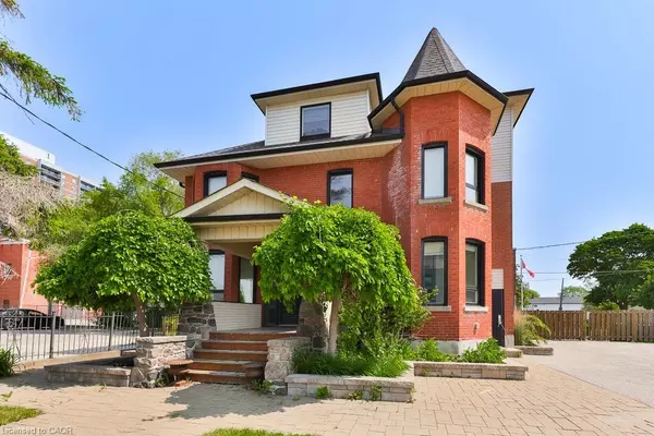 15 Mississauga Road S #Upper, Mississauga, ON L5H 2H5