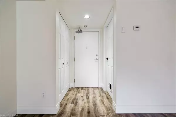 Burlington, ON L7R 3X5,3499 Upper Middle Road #211