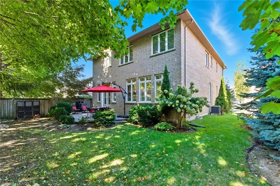 20 Lorupe Court, Ancaster, ON L9G 0C8