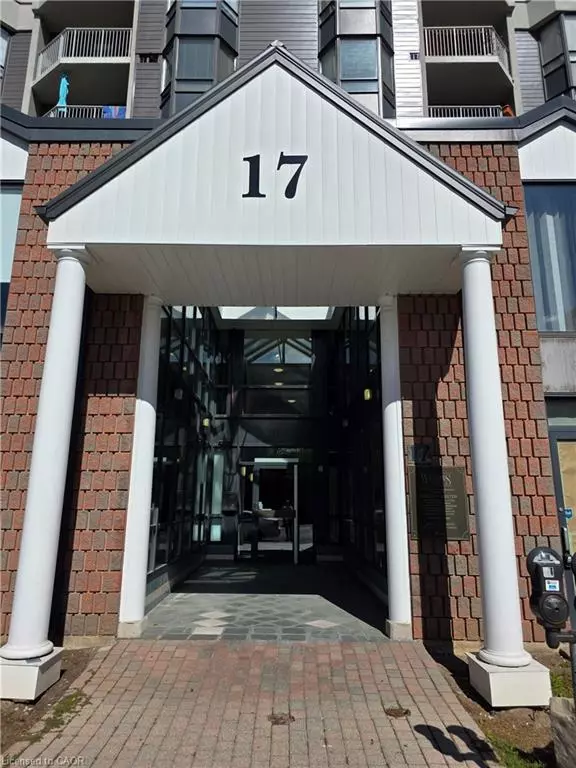 Dundas, ON L9H 1B7,17 King Street E #206