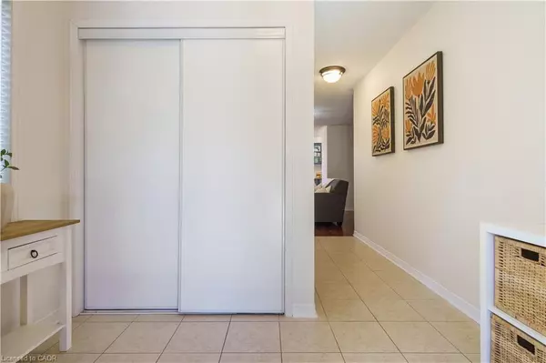 Waterdown, ON L0R 2H8,14 Fox Run