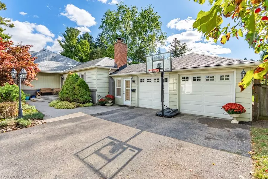 32 Parker Avenue, Ancaster, ON L9G 1A7