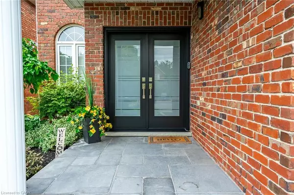 Waterdown, ON L8B 0K7,7 Volterra Court