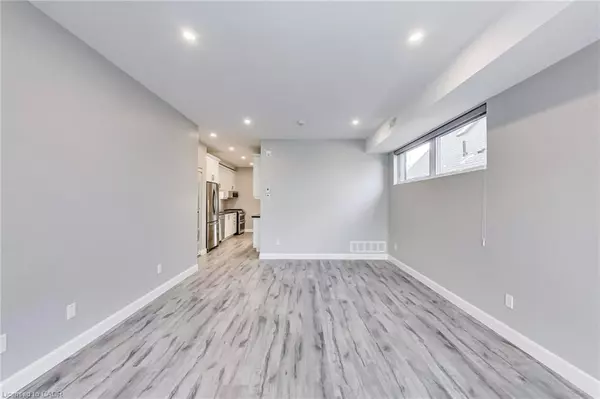 Hamilton, ON L8P 2E6,347 Charlton Avenue W #202