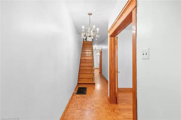 Toronto, ON M6G 3A6,244 Grace Street