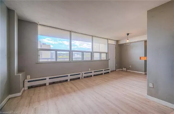 Hamilton, ON L8K 5J5,15 Nicklaus Drive #607