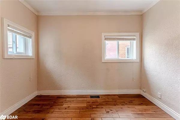 Barrie, ON L4N 2P4,14 Cumberland Street