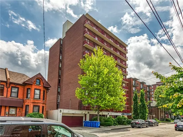 Hamilton, ON L8N 2J7,141 Catharine Street S #806