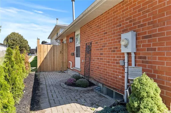 Paris, ON N3L 3C6,15 Oak Avenue #a