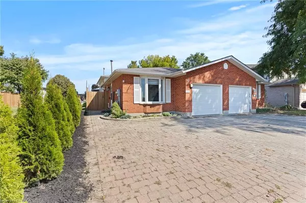 Paris, ON N3L 3C6,15 Oak Avenue #a