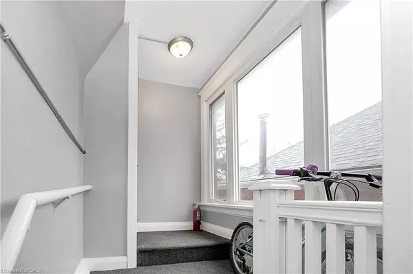 Hamilton, ON L8E 4E7,133 Park Row N