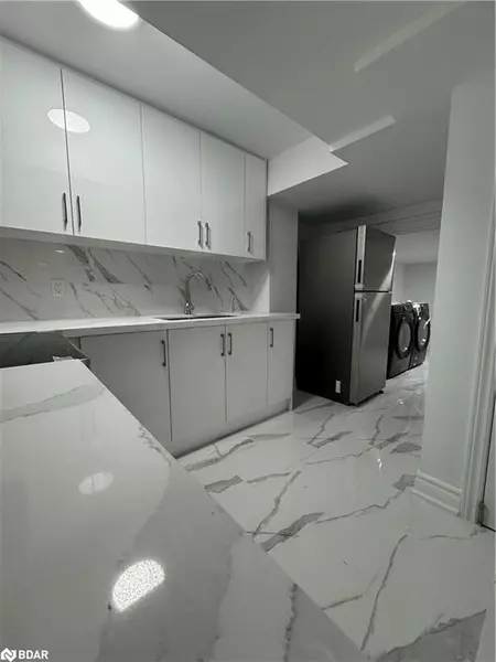 29 Paddington Grove #Lower, Barrie, ON L9J 0J3