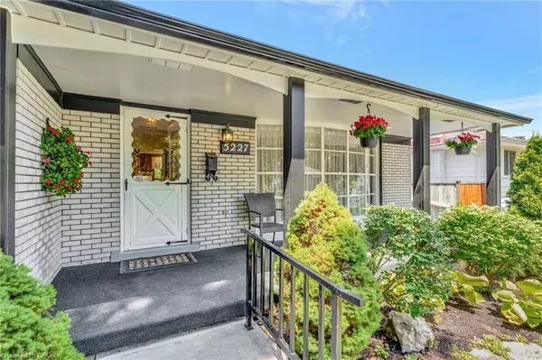 Burlington, ON L7L 3P6,5227 Mulberry Drive