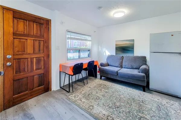 Hamilton, ON L8L 1A1,26 Barton Street W #1