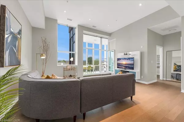 Hamilton, ON L8L 1B3,50 Murray Street W #301