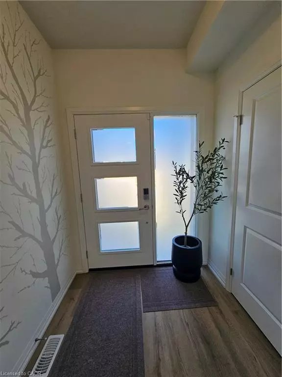 Fonthill, ON L0S 1E1,82 Acacia Road