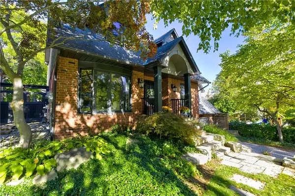 Waterdown, ON L8B 0G4,6 Mays Crescent