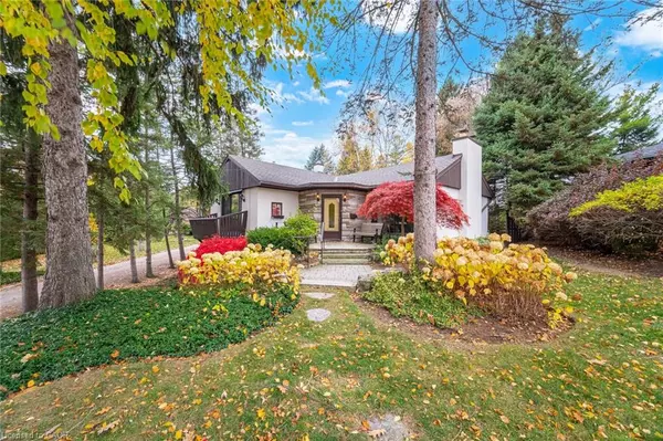 14 Avon Drive, Dundas, ON L9H 3N7