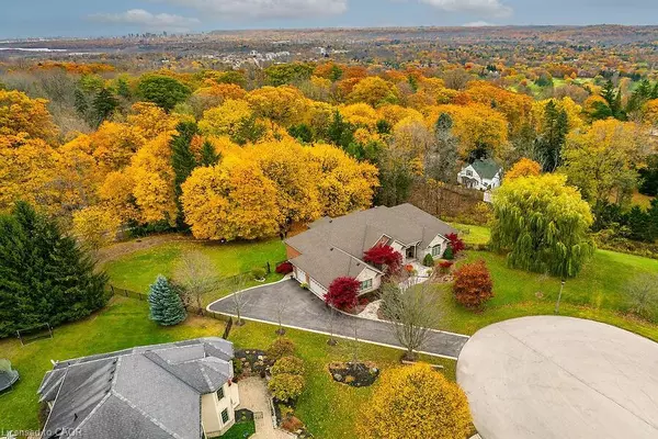 Dundas, ON L9H 5A6,27 Sun Avenue