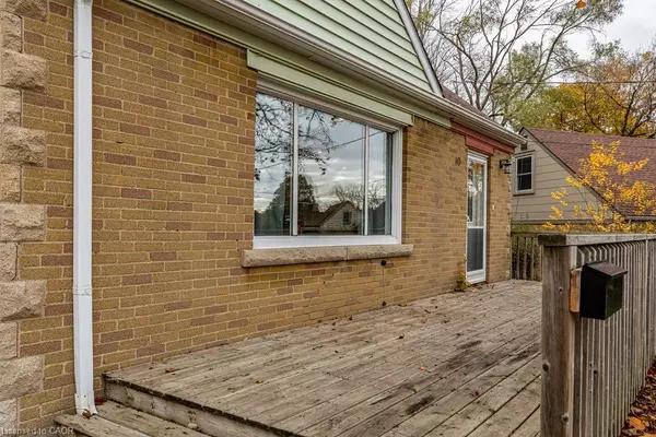 Dundas, ON L9H 1S9,10 Janis Court