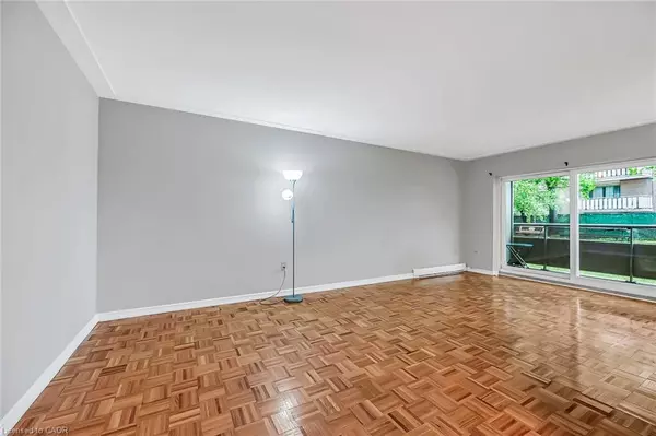 Hamilton, ON L8K 4E3,11 Woodman Drive S #103