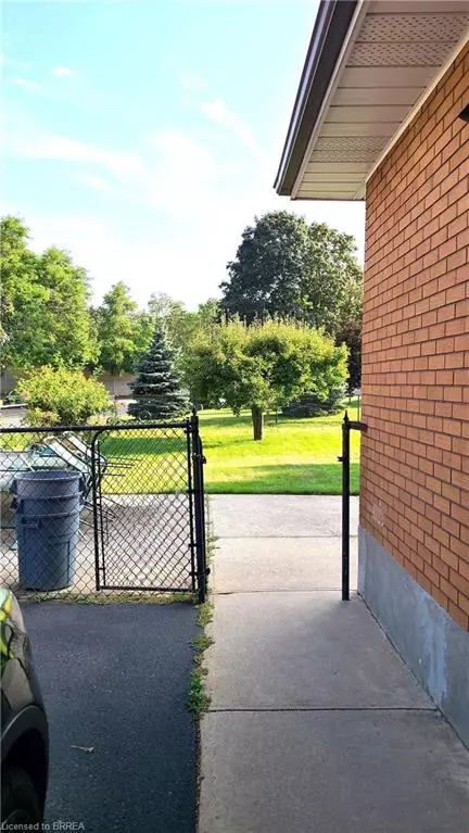 Brantford, ON N3R 2R1,8 Waddington Street