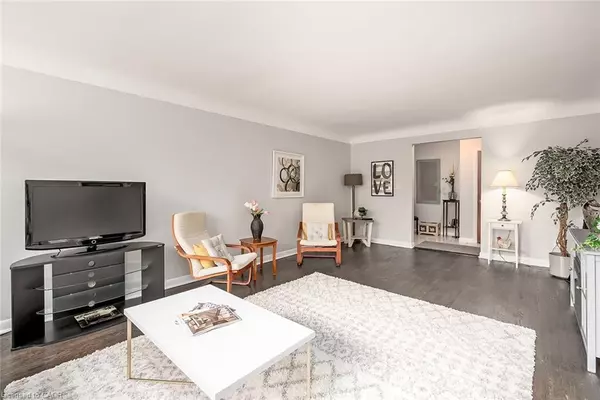 Burlington, ON L7R 1G4,2128 Harris Crescent #7