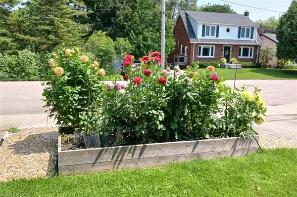 Dundas, ON L9H 3C5,32 Matilda Street S