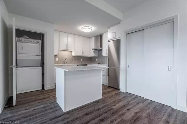 Burlington, ON L7R 0E4,2081 Fairview Street #706